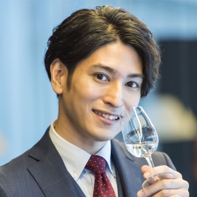 清酒専門評価者。「アカデミー・デュ・ヴァン」で日本酒講座を持ち、メディアを通して日本酒の魅力を伝える。