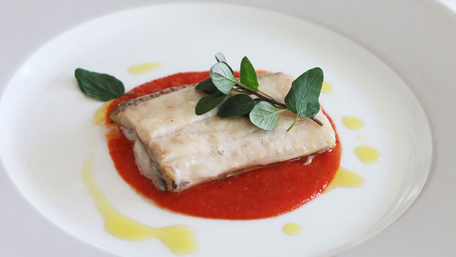 太刀魚のオーブン蒸し　桜海老のトマトソース