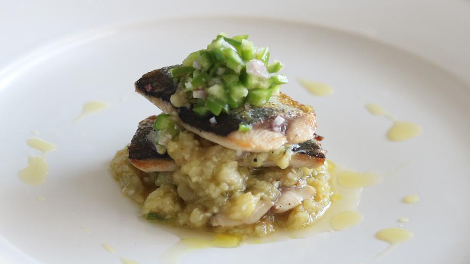 秋刀魚と焼き茄子ピュレ ピーマンサルサ添え
