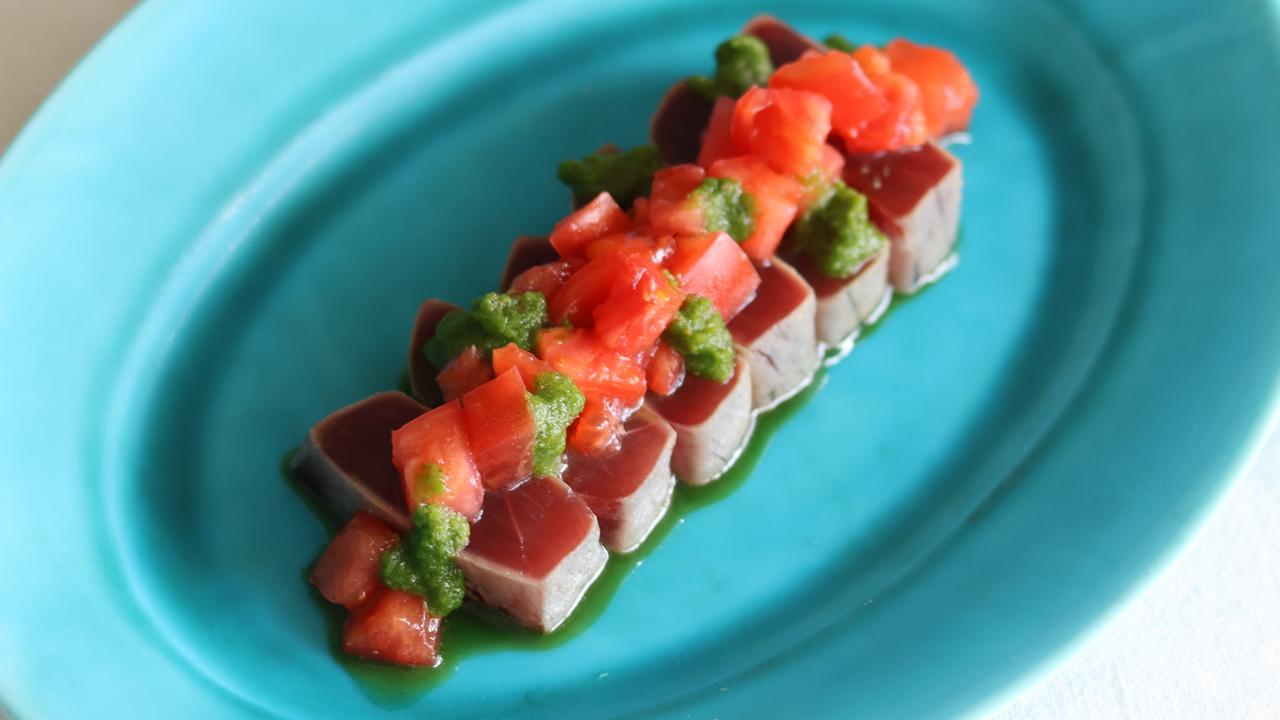まぐろのたたき　九条葱とフレッシュトマトのソース